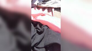 Scosta costume e mostra fica della fidanzata in spiaggia