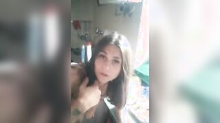 Moglie porcella scopata a pecorina in cucina