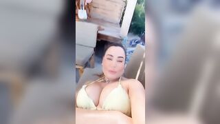 Paola Saulino in bikini al mare