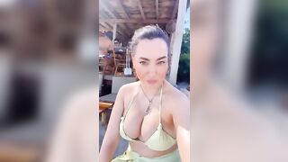 Paola Saulino in bikini al mare