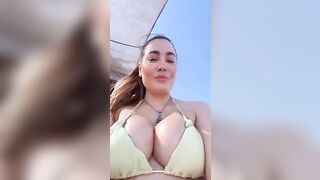 Paola Saulino in bikini al mare