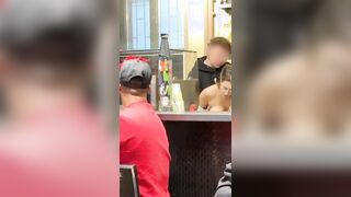 Barista italiana scopata davanti ai clienti nel locale