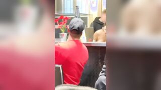 Barista italiana scopata davanti ai clienti nel locale