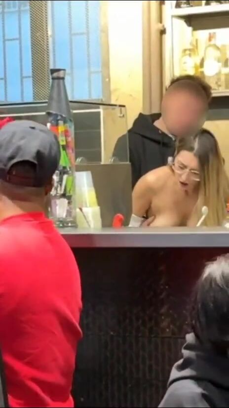 Barista italiana scopata davanti ai clienti nel locale