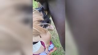 Sborrata in bocca da italiano e africano davanti al cornuto