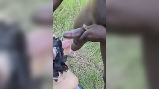 Sborrata in bocca da italiano e africano davanti al cornuto