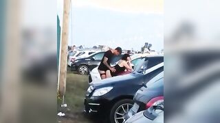 Scopa a pecorina la fidanzata in un parcheggio e vengono beccati