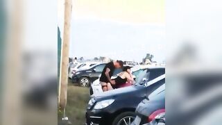 Scopa a pecorina la fidanzata in un parcheggio e vengono beccati