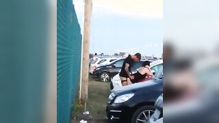 Scopa a pecorina la fidanzata in un parcheggio e vengono beccati
