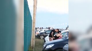 Scopa a pecorina la fidanzata in un parcheggio e vengono beccati