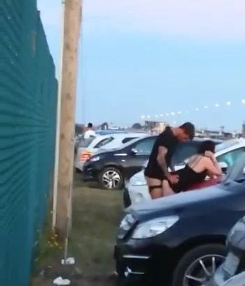 Scopa a pecorina la fidanzata in un parcheggio e vengono beccati