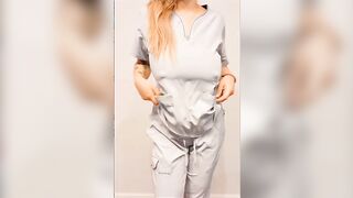 Bionda con due tettone naturali perfette