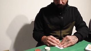 Perde a strip poker e gli da il culo