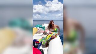 Veronica Maya sexy in barca