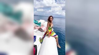 Veronica Maya sexy in barca