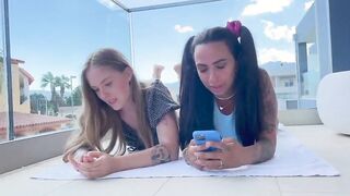 Studentesse italiane bisex succhiano il ghiacciolo e fanno le troie sul terrazzo