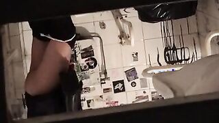 Filmino spy amatoriale in bagno pubblico