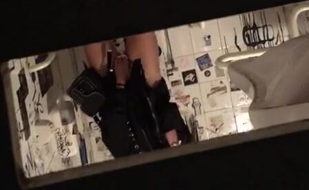 Filmino spy amatoriale in bagno pubblico