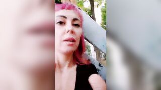 Faccio una sega e una bella pompa con ingoio sullo scivolo al parco giochi