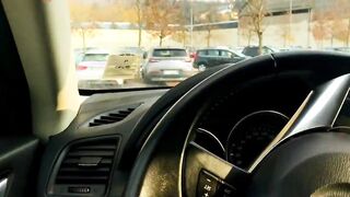 Fidanzata mi eccita in macchina con un pompino e a casa si fa sbattere