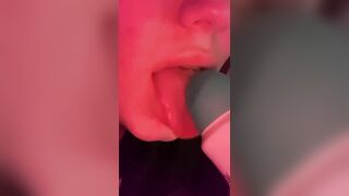 Giovane italiana ha voglia di succhiare un bel cazzo