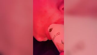 Giovane italiana ha voglia di succhiare un bel cazzo