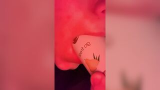 Giovane italiana ha voglia di succhiare un bel cazzo