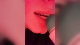 Giovane italiana ha voglia di succhiare un bel cazzo