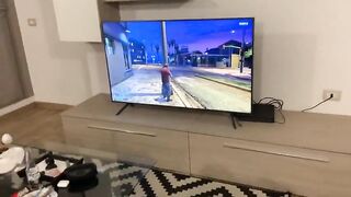 Fidanzata bionda scopata dal suo ragazzo mentre gioca alla play station