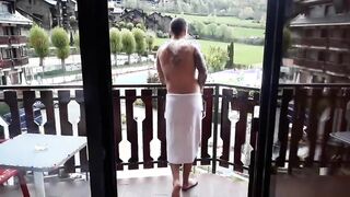 Fidanzata italiana lo spompina sul balcone