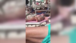 Non ci posso credere guarda anche tu - Si masturba in spiaggia in Sardegna