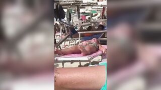 Non ci posso credere guarda anche tu - Si masturba in spiaggia in Sardegna