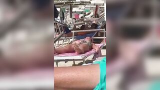 Non ci posso credere guarda anche tu - Si masturba in spiaggia in Sardegna