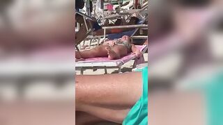 Non ci posso credere guarda anche tu - Si masturba in spiaggia in Sardegna