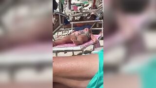 Non ci posso credere guarda anche tu - Si masturba in spiaggia in Sardegna