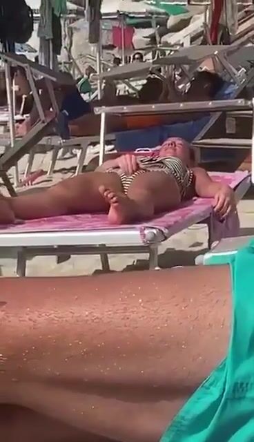 Non ci posso credere guarda anche tu - Si masturba in spiaggia in Sardegna