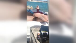 Coppia esibizionista in Sardegna beccata a scopare in spiaggia