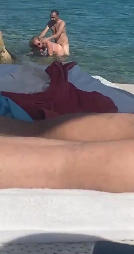 Coppia esibizionista in Sardegna beccata a scopare in spiaggia