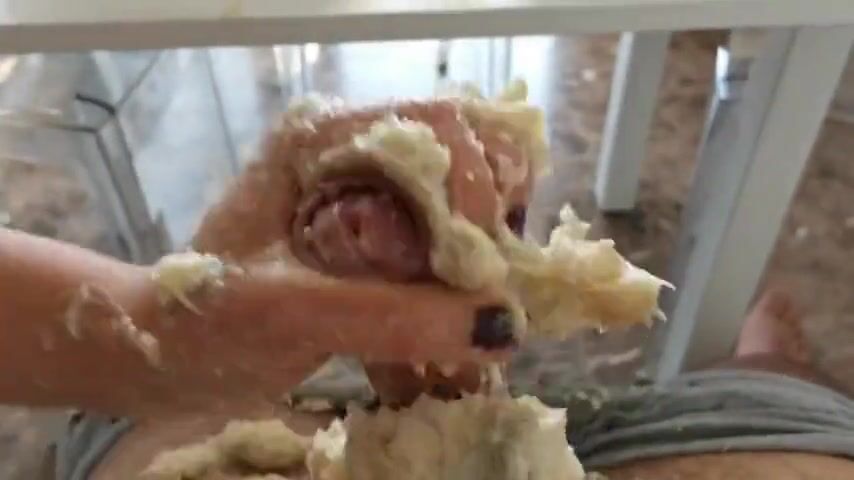 Sega gustosa fidanzata italiana che lo masturba col gorgonzola