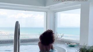 Teen italiana con gran bel culo in jacuzzi