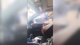 Milf tettona eccita camionista in autostrada