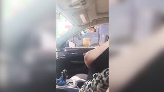 Milf tettona eccita camionista in autostrada