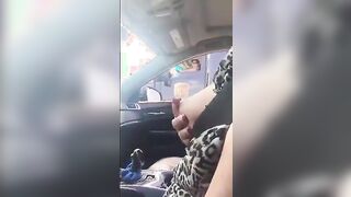 Milf tettona eccita camionista in autostrada