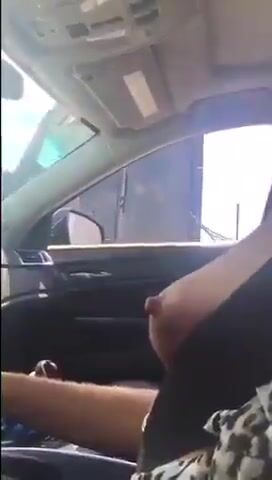 Milf tettona eccita camionista in autostrada