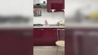 In cucina mettetevi il grambiule (Giovane casalinga italiana hot)