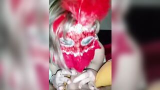 Moglie italiana bionda con mascherina lo succhia al suo maschio