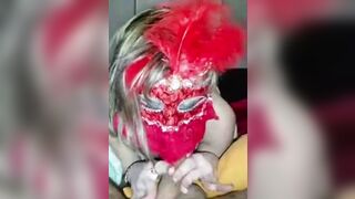 Moglie italiana bionda con mascherina lo succhia al suo maschio