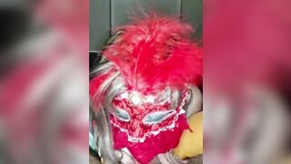 Moglie italiana bionda con mascherina lo succhia al suo maschio