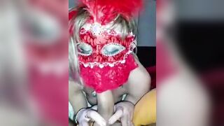 Moglie italiana bionda con mascherina lo succhia al suo maschio