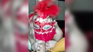 Moglie italiana bionda con mascherina lo succhia al suo maschio